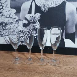 4 Crystal Wine Glasses With Squared Stem's 