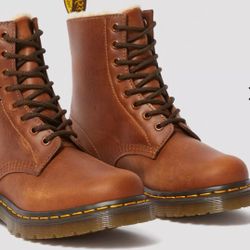 Dr Martens Doc Martens 1460 Women’s Faux Fur Lined Lace Up Boots size 9