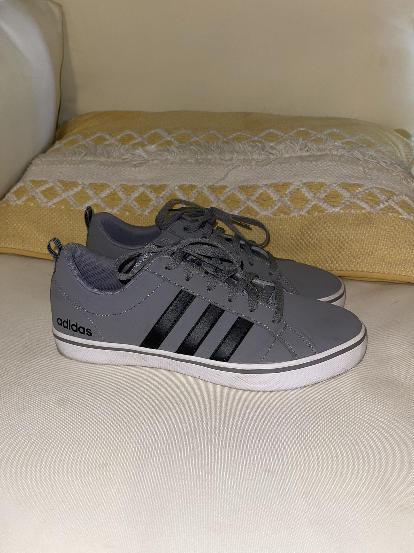 Mens Adidas Size 9