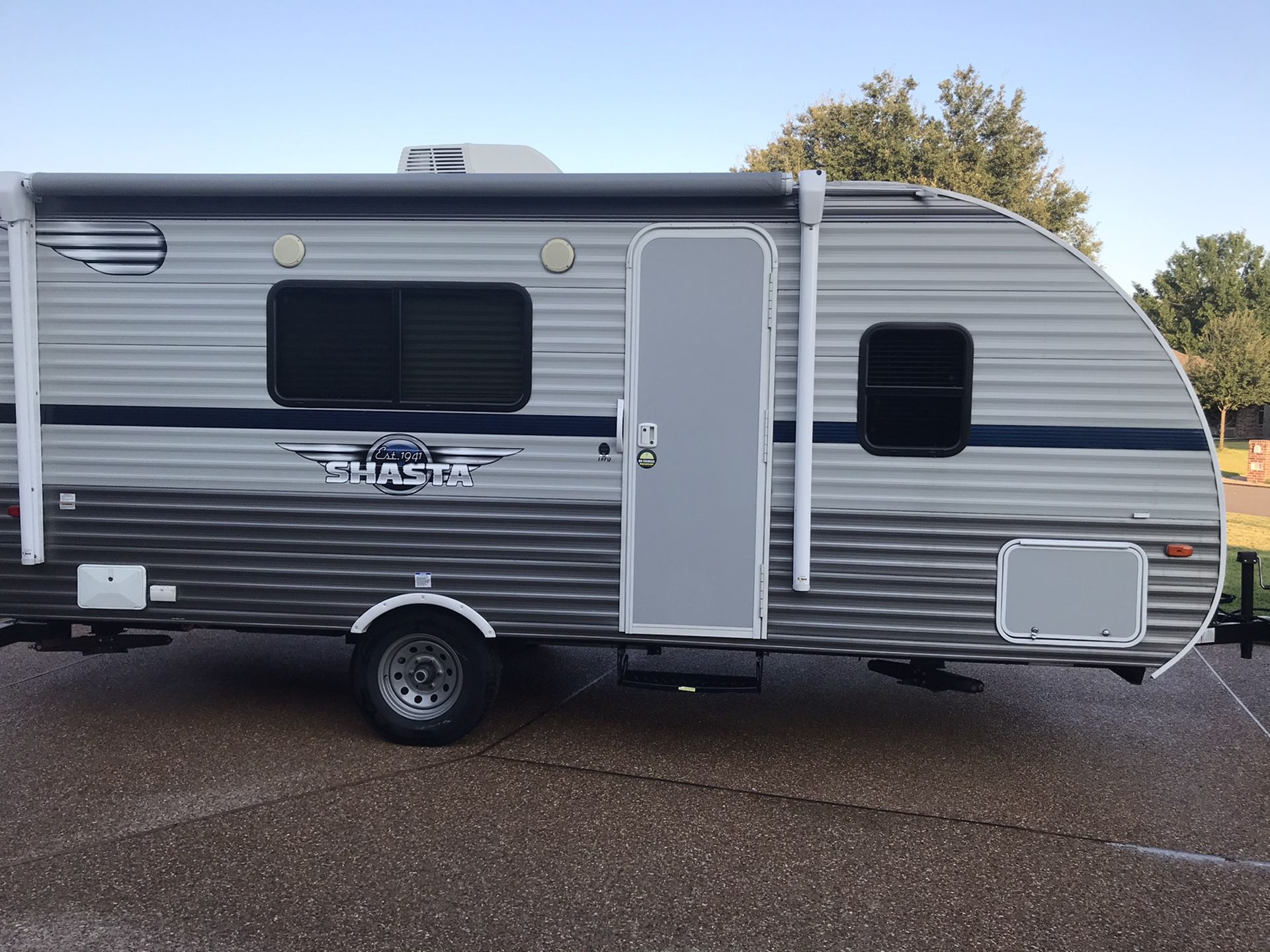 2019 Shasta Oasis 18FQ; 22 feet overall length; 3200 lbs dry weight