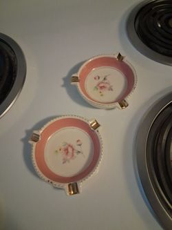 2 ash trays