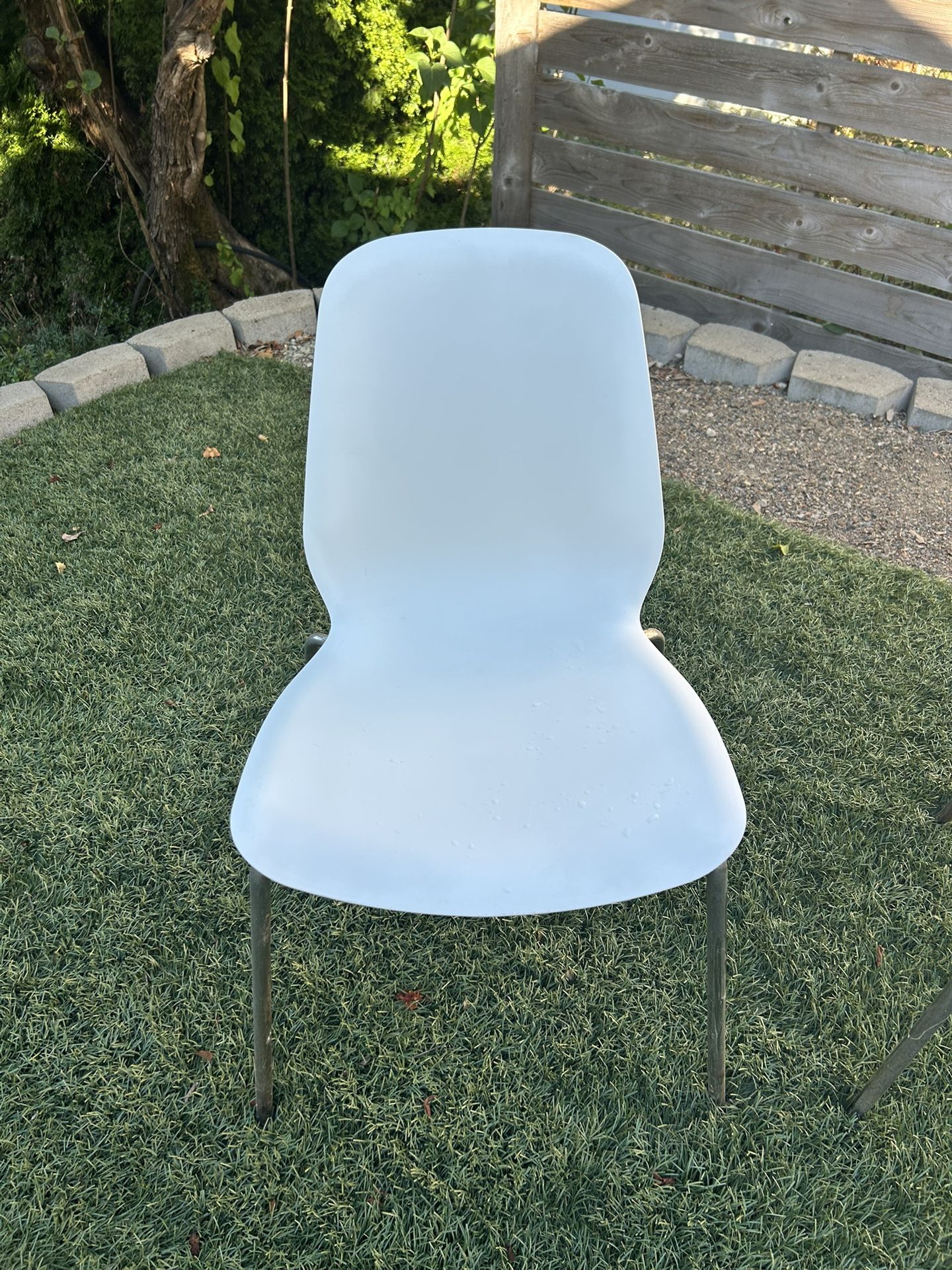 4 White IKEA LEIFARNE Chairs W/ Metal Broringe Legs