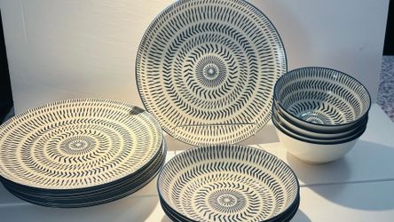 (15) Pieces Verranza Navy Pad Print (8)Dinner Plates (4) Cereal Bowls ((3) Salad Bowls