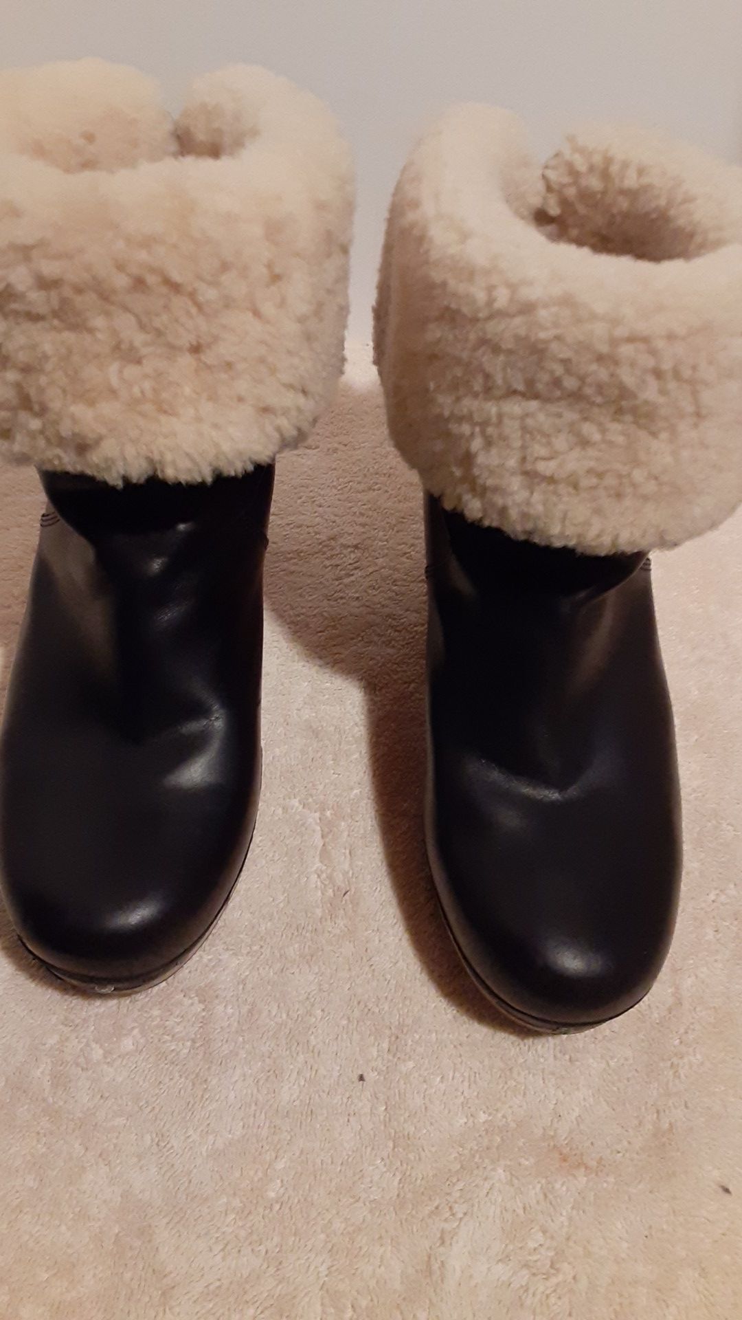 Uggs Black Lynnea Boots Size 7B