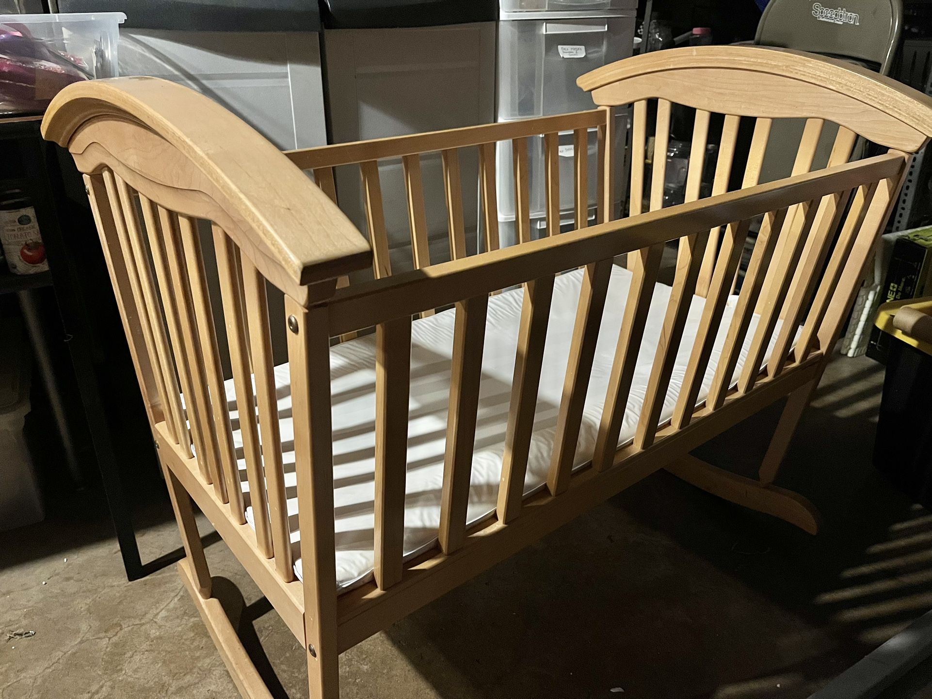 Hardwood Baby Crib/ Cuna De Madera 