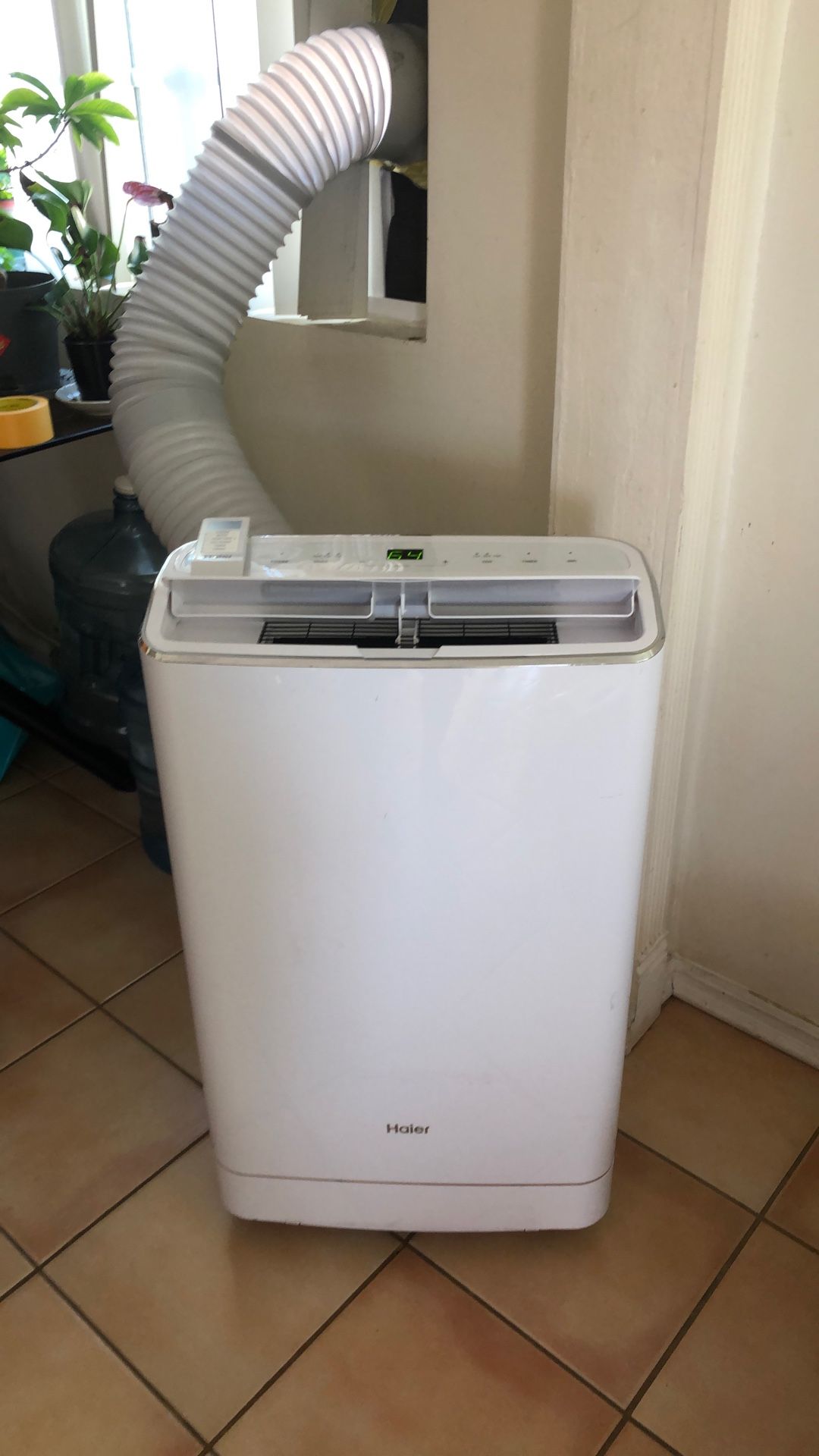 Hailer AC Portable 13,500 BTU Includes The Hose And Attached Windows And Remote