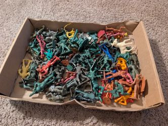 Box lot of vintage 1960s toy soldiers