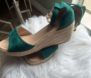 Like New Sz 7 Green Suede Espadrille Platform Sandals