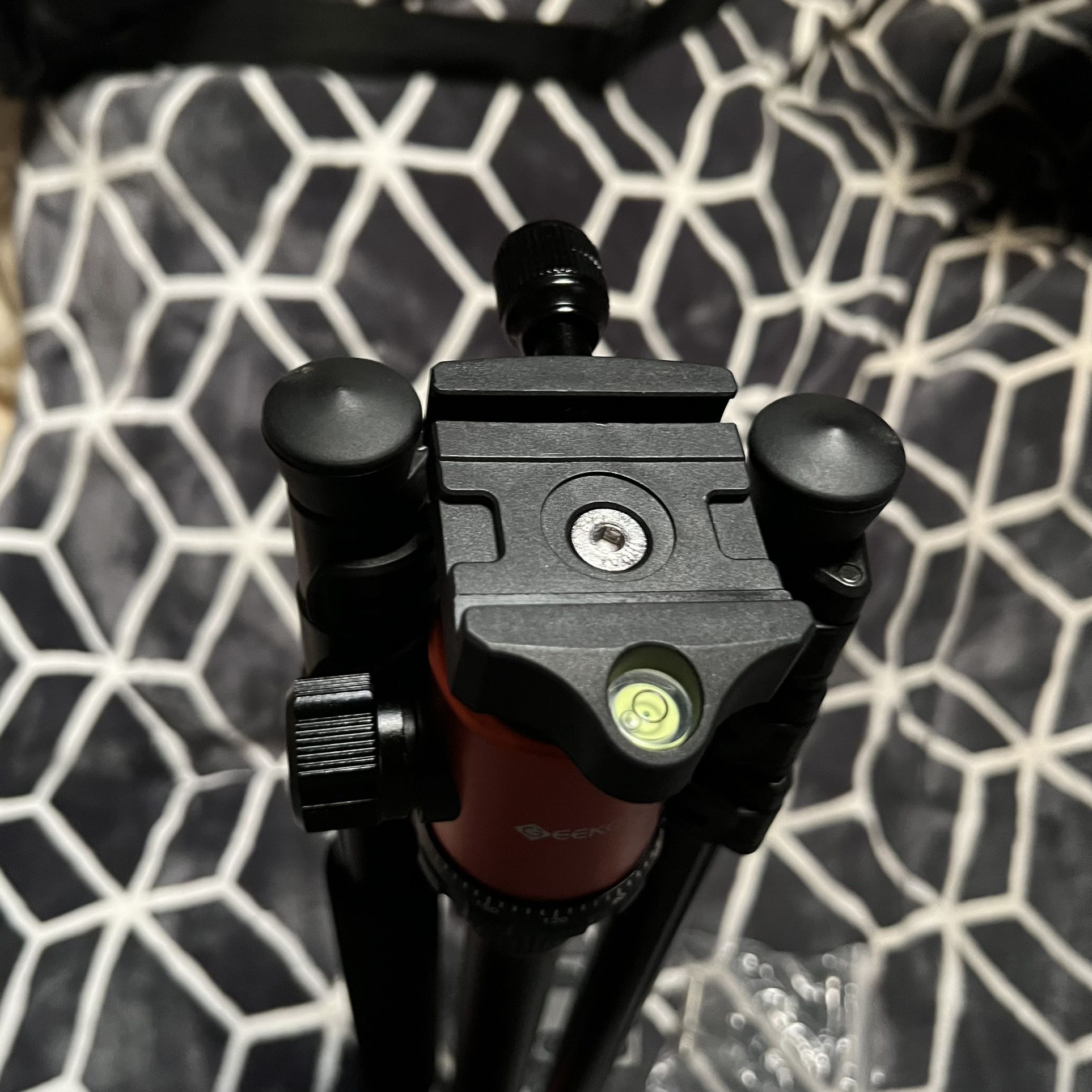 GEEKOTO AT24PRO Dreamer 77" Aluminum Tripod + Monopod for Sale in