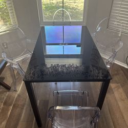 Table With 4 Chirs