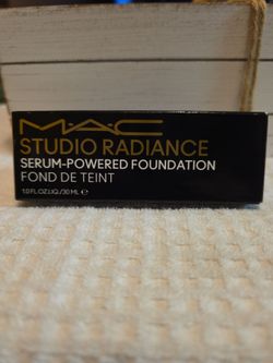 MAC Studio Radiance Serum- Powdered Foundation  NW11
