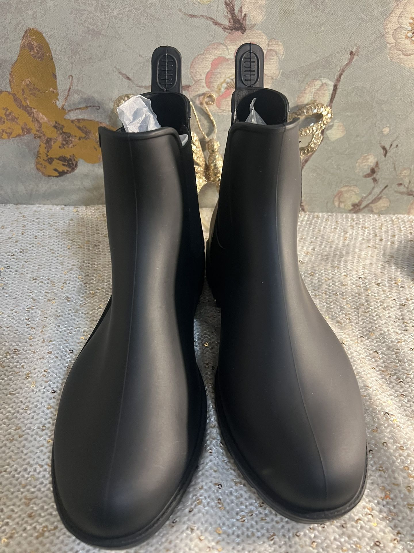 Rains Boot. 🥾. Size. #7. Unisex. Women &. Men. Check my other offers.
