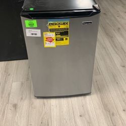 MAGIC CHEF MINI REFRIGERATOR HV2V 