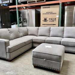WAREHOUSE CLEARANCE  Thomasville Emilee Fabric Sectional
