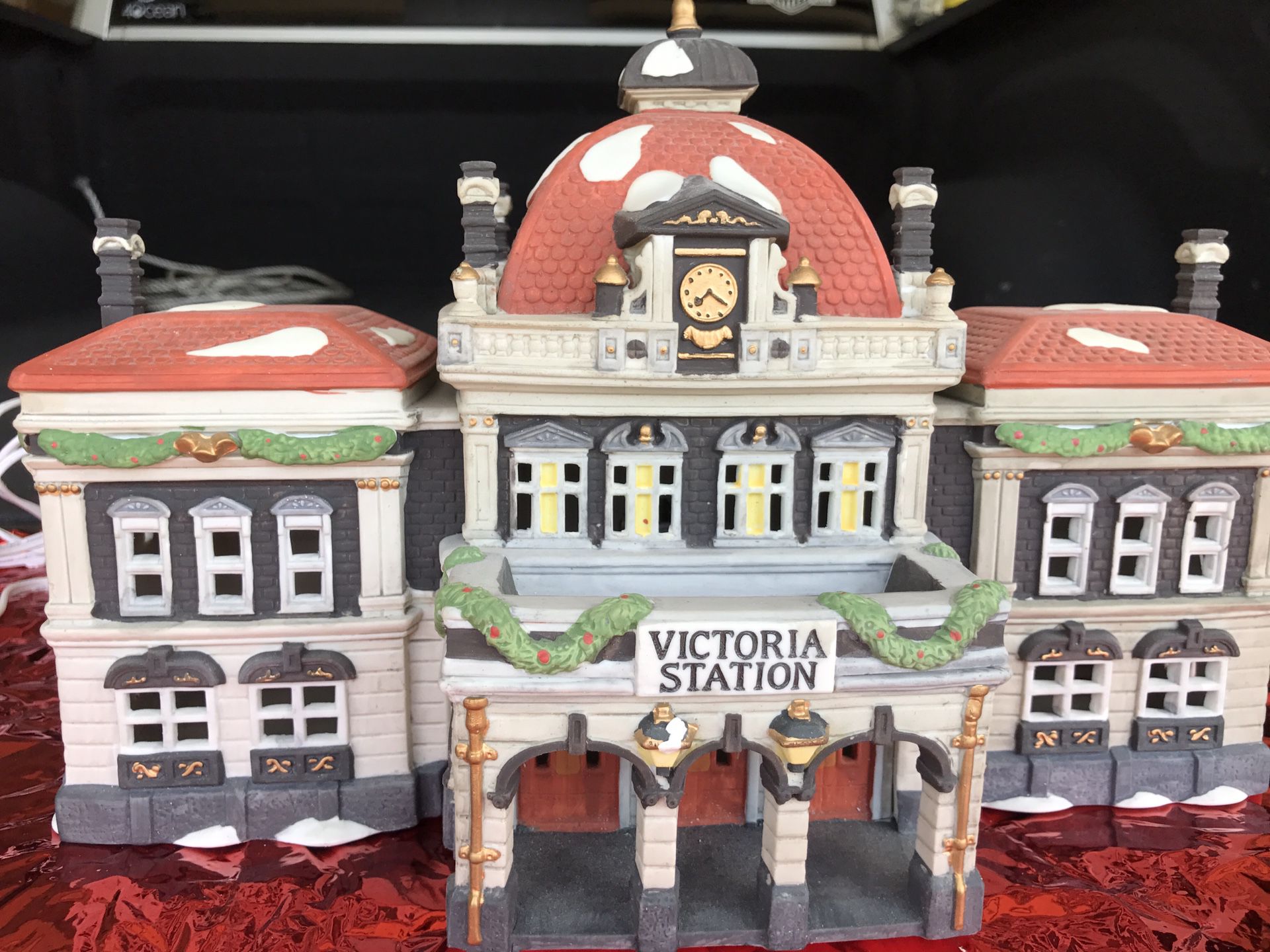 Dickens Village Series, Victoria Station