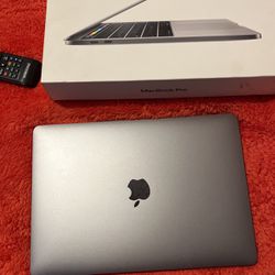 2018 Mac Book Pro 13 Inch Screen With Touch Bar AND the Oculus Quest 2  With Box 