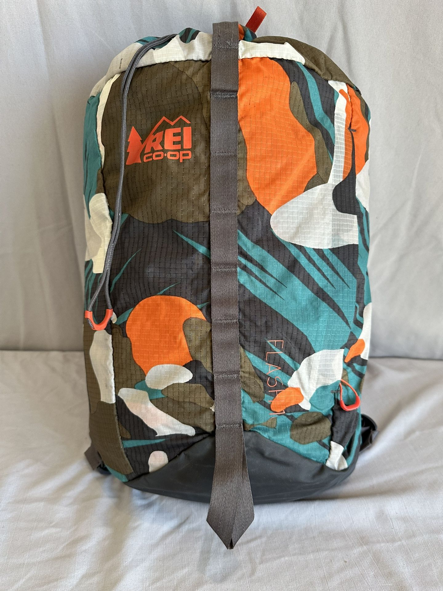 REI Flash 18 Day Pack, Colorful, Zip pocket, Waistbelt and sternum str