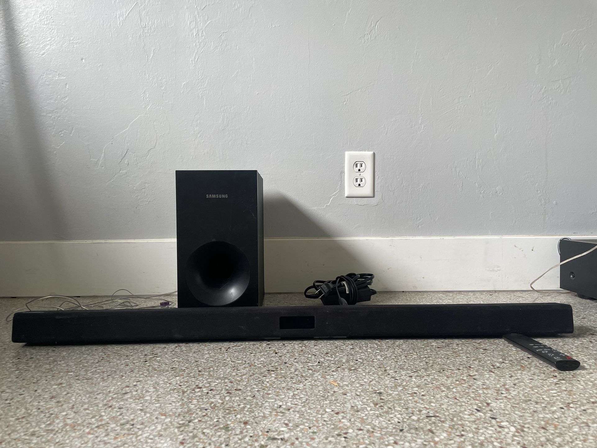 Samsung Sound Bar Wired Subwoofer - Hw-j355