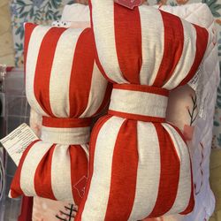 2 bow throw pillows