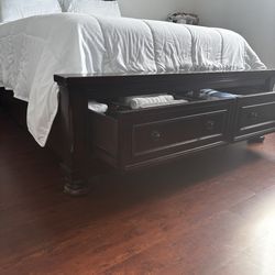 Bed Set For Sale. Solid Wood Very Good Quality