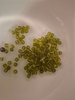 122 2mm green glass beads