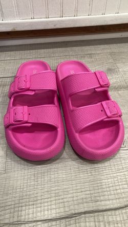 Women pink slippers size 10