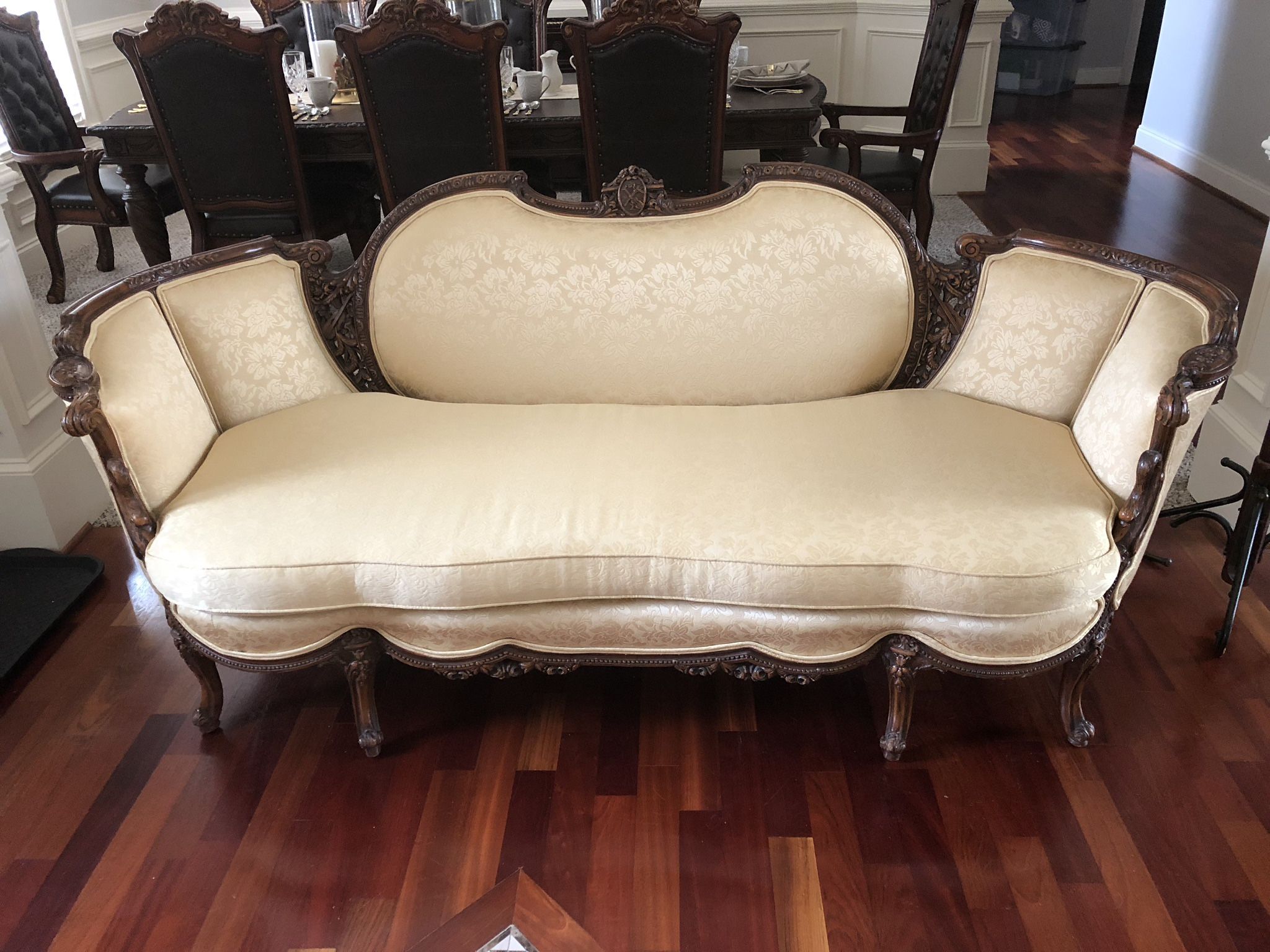 Queen Anne Luxury Settee