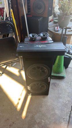 2 kicker 10s in custom box with 4 Chanel skar 1000 watt amp and two fosgate super tweets all brand new