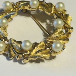 Vintage  TRIFARI  Brooch  Pin With 8 Pearls