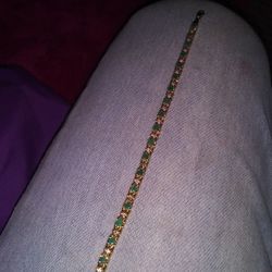 10k Gold.  Diamond Emeraid. Bracelet. Size.7.5