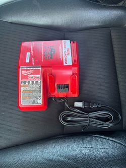 M12 and M18 12-Volt/18-Volt Lithium lon Multi-Voltage Battery Charger