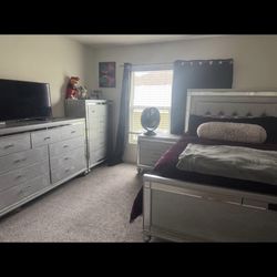 Queen Silver Bedroom Set with LED Bed Frame – Great Condition