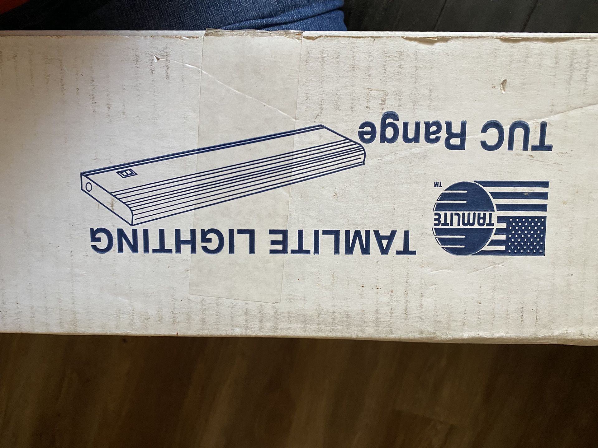 Fluorescent Light Fixture 