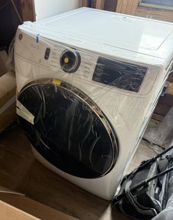 GE 7.8 cu.ft. Smart Front Load Electric Dryer and GE 5.0 cu.ft. Smart Front Load Washer in White