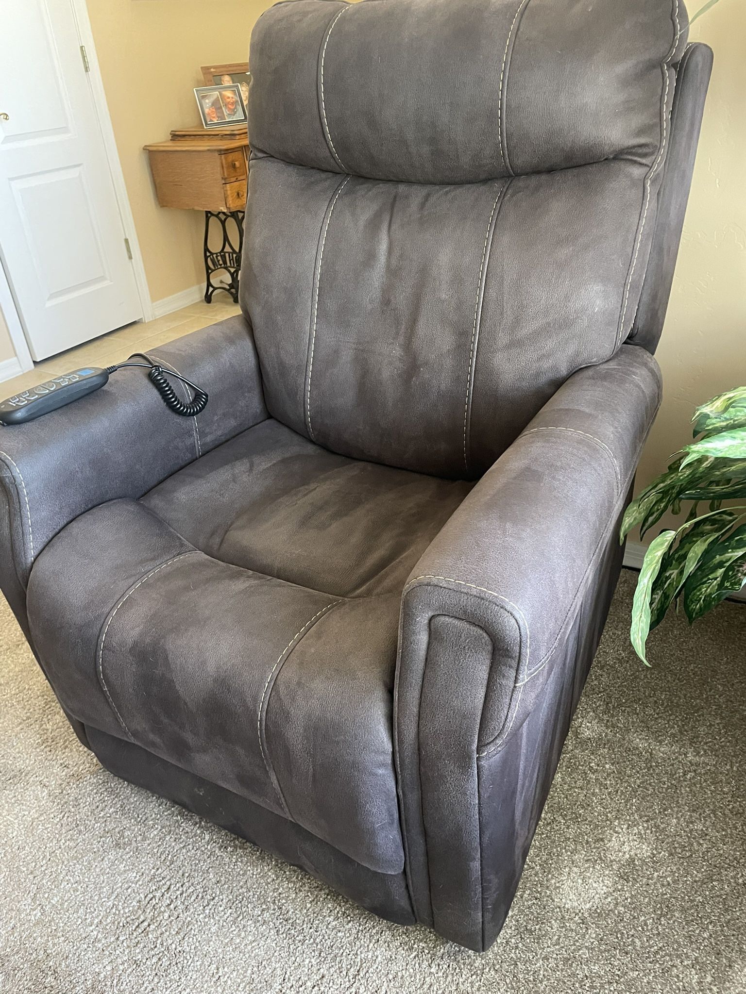 Flexsteel Jenkin Powerlift And Assist Recliner