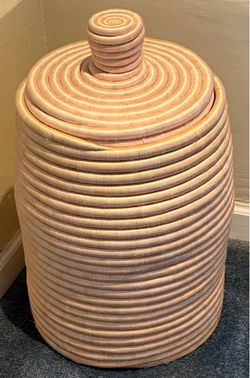 Woven Raffia Lidded Basket LIKE NEW