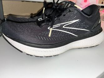 Women’s brooks white and black tennis shoes