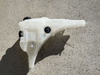 Freightliner Cascadia Coolant Reservoir 