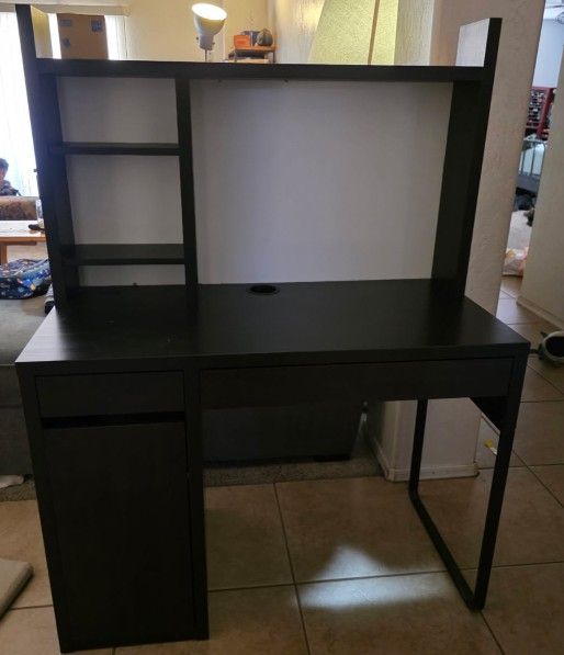 IKEA Micke Desk With Hutch