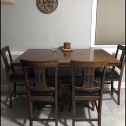 High Top Table With 4 Chairs. 