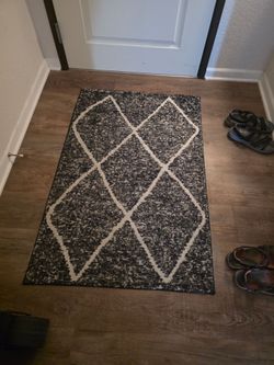 Entry Rug – Black, Gray & White Diamond Pattern (2.5' x 4')