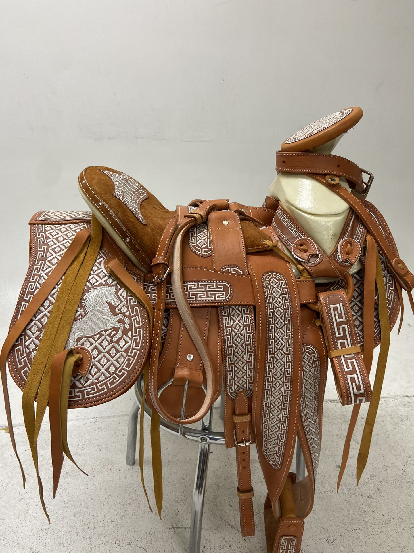Nueva Montura Charra Bordada Con Cantinas Desmontables