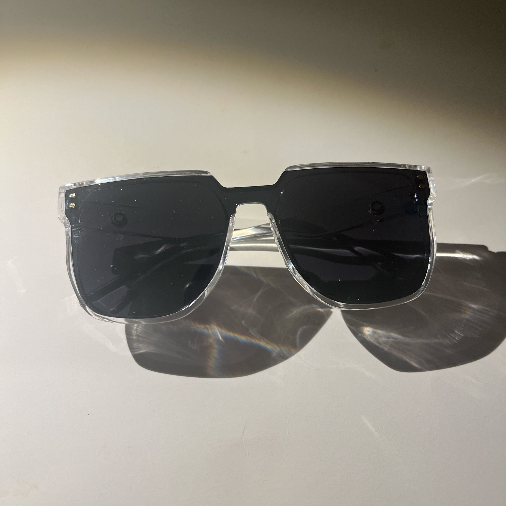 LIQUID SILVER FASHIONABLE SUNGLASSES