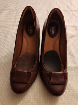 Clark's Artisan Brown Leather Pumps  Size 6.5 W