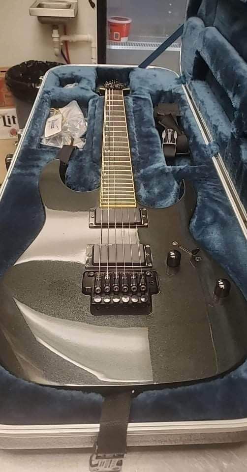 IBANEZ - RG w/ Zoom G7.1UT Pedalboard. Has CASE!!!!!