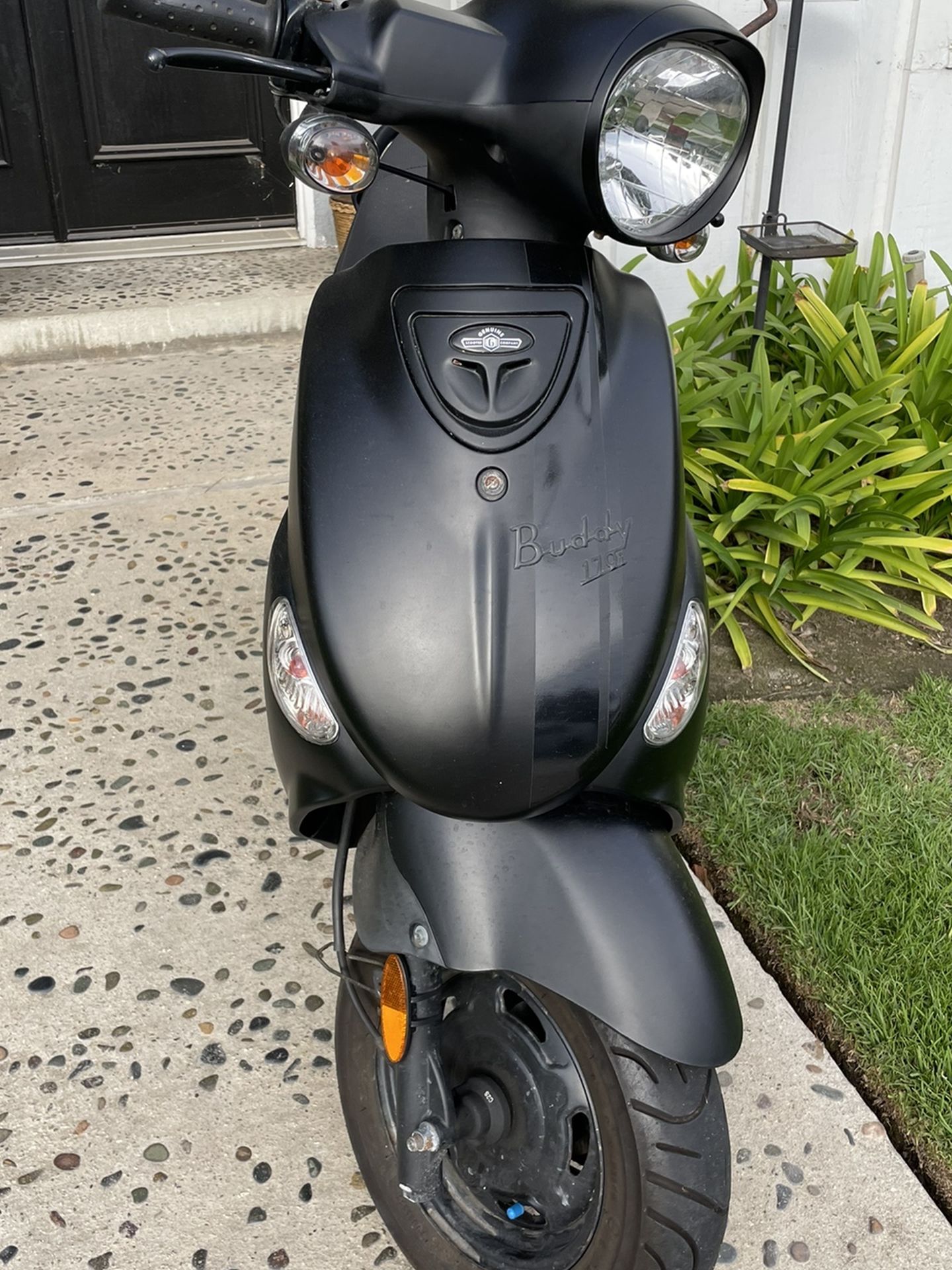 Genuine Buddy 170i Scooter (Moped)