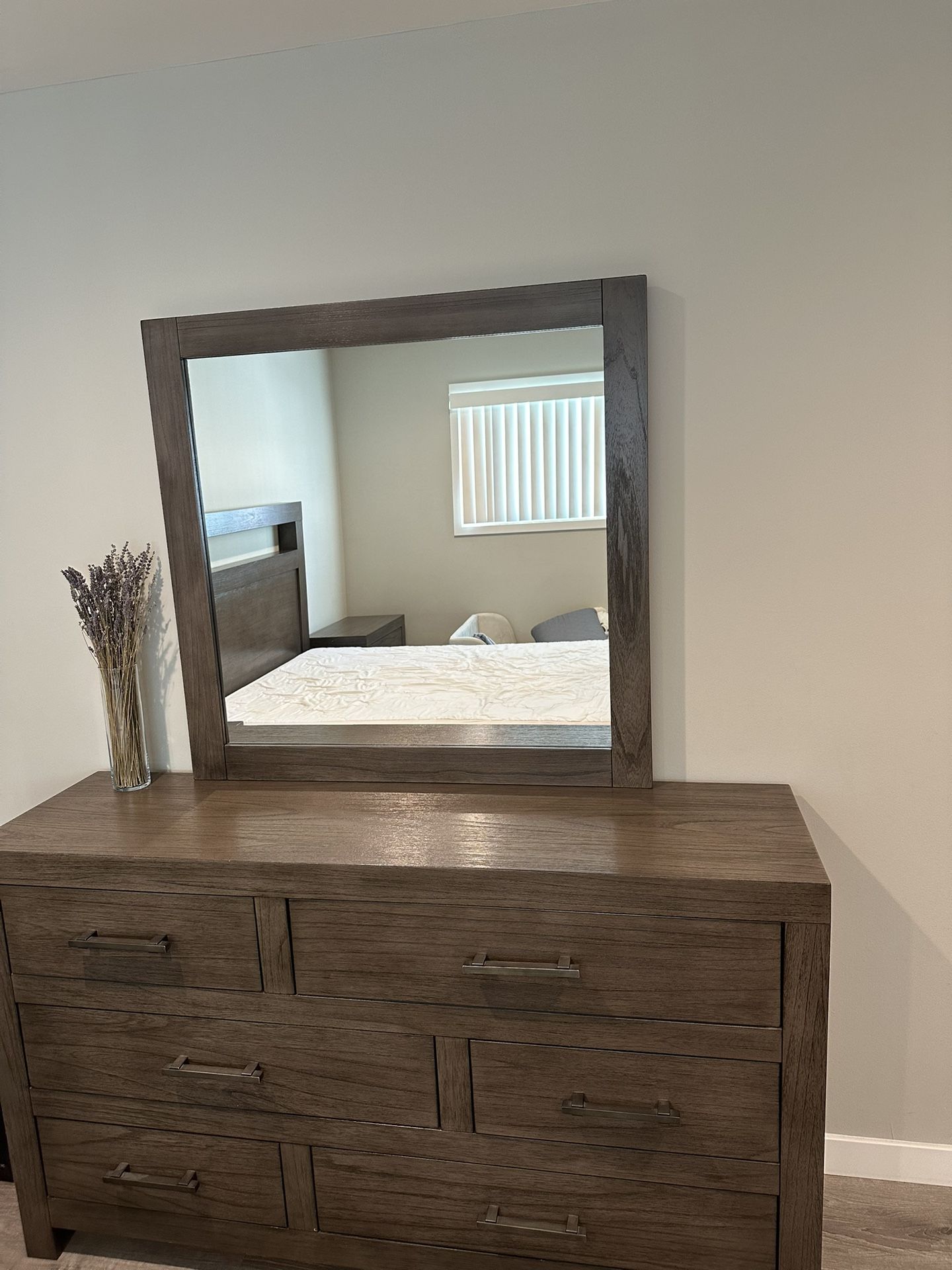 Bedroom Set (Queen Size Bed, Two Nightstands, And Mirrored Dresser