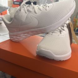 Nike Revolution 6 NN Triple White DC3728-102 Men Size Medium 10 STEAL!