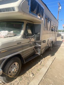 Selling rv needs gas tank it’s there but needs to connected doesn’t turn  must go asap it’s messy inside yes but u can clean it that’s why im selling 