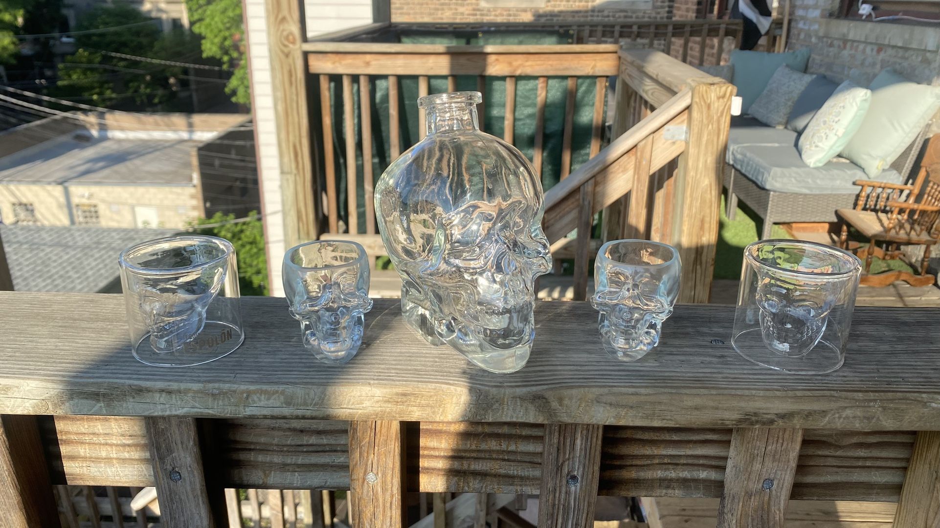 Crystal Skull whiskey decanter w/4 shot glasses
